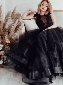 Black Bridal Dress A-Line Illusion Neckline Sleeveless Backless Applique Floor-Length Lace Tulle Bridal Gowns Free Customization