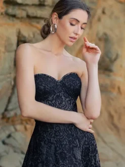 Black Loyal Wedding Dresses Princess Silhouette Half Sleeves Buttons Lace With Train Bridal Gown