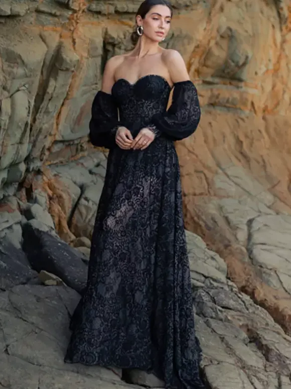 Black Loyal Wedding Dresses Princess Silhouette Half Sleeves Buttons Lace With Train Bridal Gown