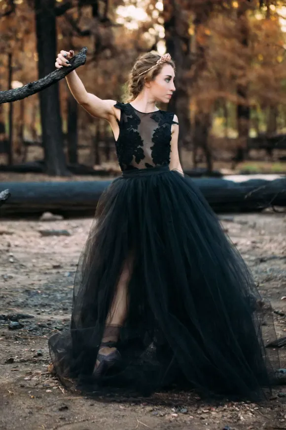 Black Loyal Wedding Dresses A-Line Sleeveless Split Front Lace Sweep Bridal Gown