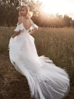 Boho Wedding Dress Lace Feathers A-Line With Train Natural Waist Zipper Short Sleeves V-Neck Ivory