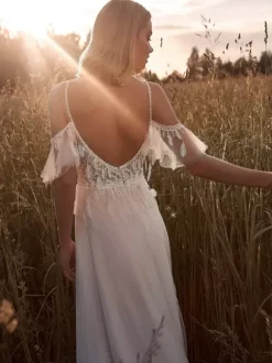 Boho Wedding Dress Lace Feathers A-Line With Train Natural Waist Zipper Short Sleeves V-Neck Ivory