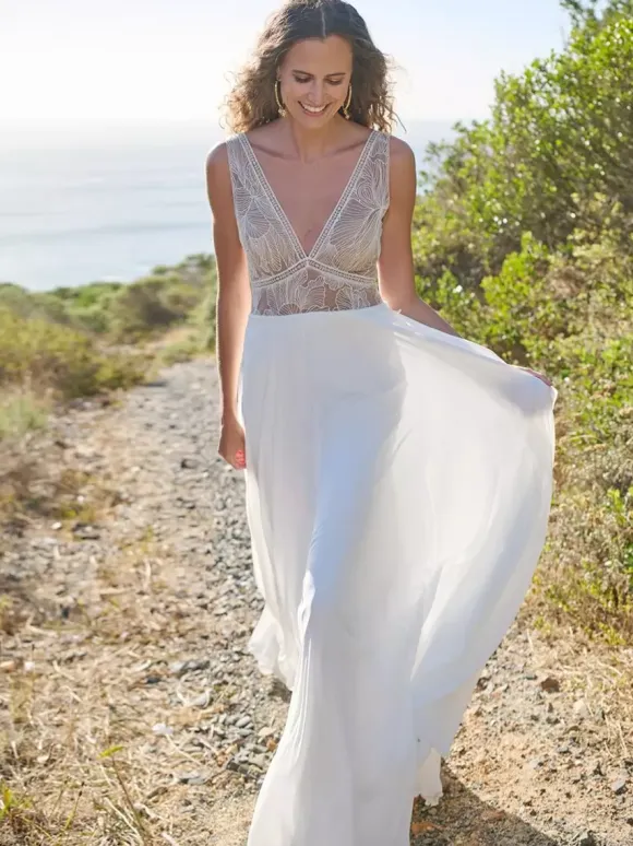 Boho Wedding Dress Lace Lace Ball Gown With Train Natural Waist Wedding Dress Functional Buttons Sleeveless V-Neck White