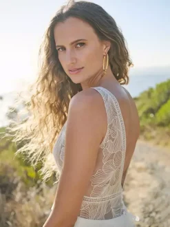 Boho Wedding Dress Lace Lace Ball Gown With Train Natural Waist Wedding Dress Functional Buttons Sleeveless V-Neck White