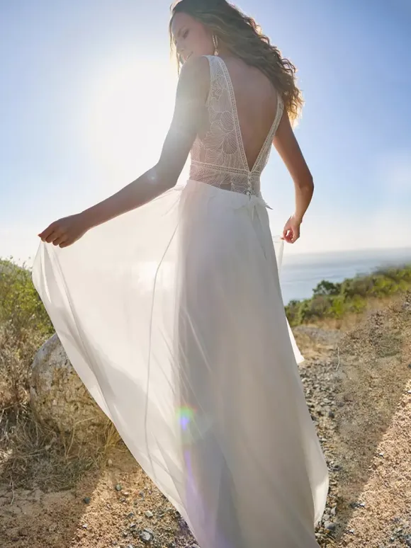 Boho Wedding Dress Lace Lace Ball Gown With Train Natural Waist Wedding Dress Functional Buttons Sleeveless V-Neck White