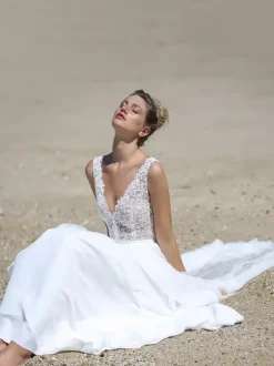 Boho Wedding Dress Lace Lace Ball Gown With Train Natural Waist Zipper Sleeveless V-Neck White