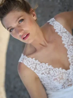 Boho Wedding Dress Lace Lace Ball Gown With Train Natural Waist Zipper Sleeveless V-Neck White