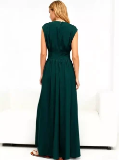 Chic Fitted Emerald Green Gown With Pleated Skirt Perfect For Formal Events