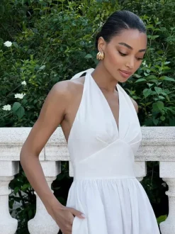 Chic Fitted White Gown With V Neckline Perfect For Summer Events