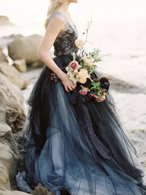 Gothic Black Wedding Dresses A-Line V-Neck Sleeveless Ball Gown Tulle Lace Bridal Gown Free Customization