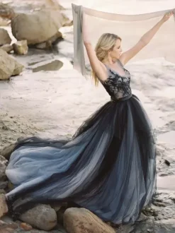 Gothic Black Wedding Dresses A-Line V-Neck Sleeveless Ball Gown Tulle Lace Bridal Gown Free Customization