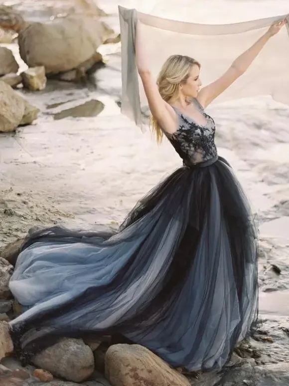 Gothic Black Wedding Dresses A-Line V-Neck Sleeveless Ball Gown Tulle Lace Bridal Gown Free Customization