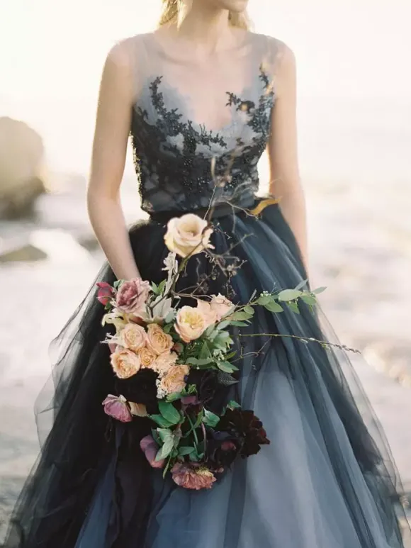 Gothic Black Wedding Dresses A-Line V-Neck Sleeveless Ball Gown Tulle Lace Bridal Gown Free Customization