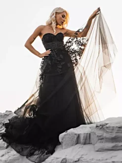 Gothic Black Wedding Dresses A-Line Sleeveless Lace Up Backless With Train Bridal Dress Free Customization