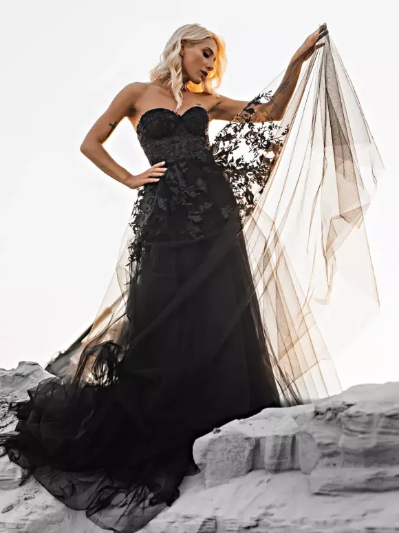 Gothic Black Wedding Dresses A-Line Sleeveless Lace Up Backless With Train Bridal Dress Free Customization