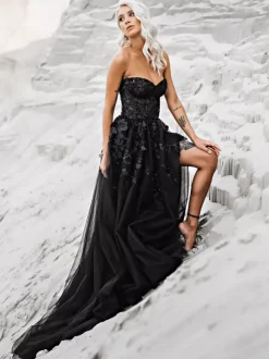 Gothic Black Wedding Dresses A-Line Sleeveless Lace Up Backless With Train Bridal Dress Free Customization
