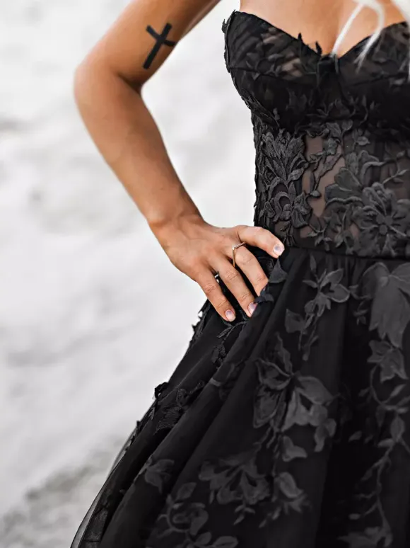 Gothic Black Wedding Dresses A-Line Sleeveless Lace Up Backless With Train Bridal Dress Free Customization