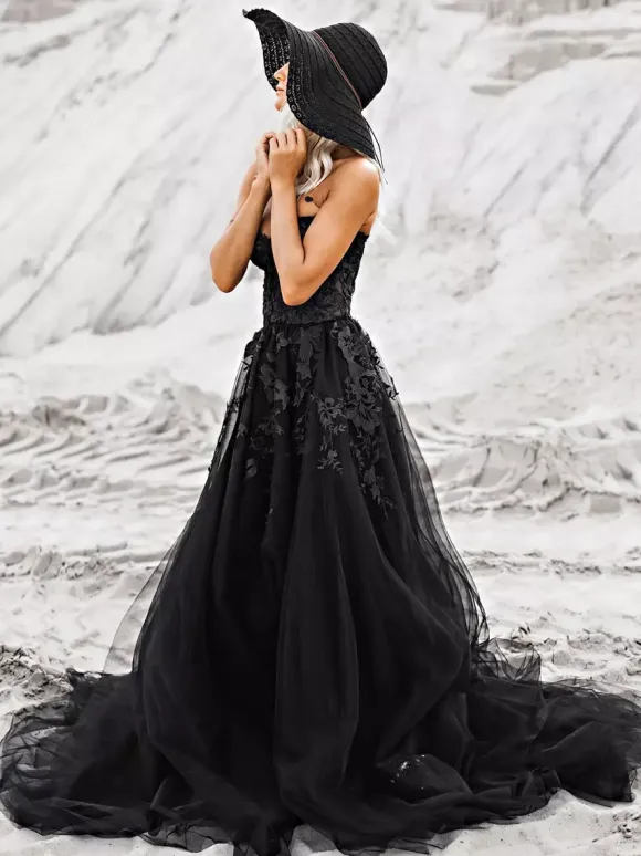 Gothic Black Wedding Dresses A-Line Sleeveless Lace Up Backless With Train Bridal Dress Free Customization