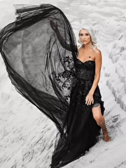 Gothic Black Wedding Dresses A-Line Sleeveless Lace Up Backless With Train Bridal Dress Free Customization