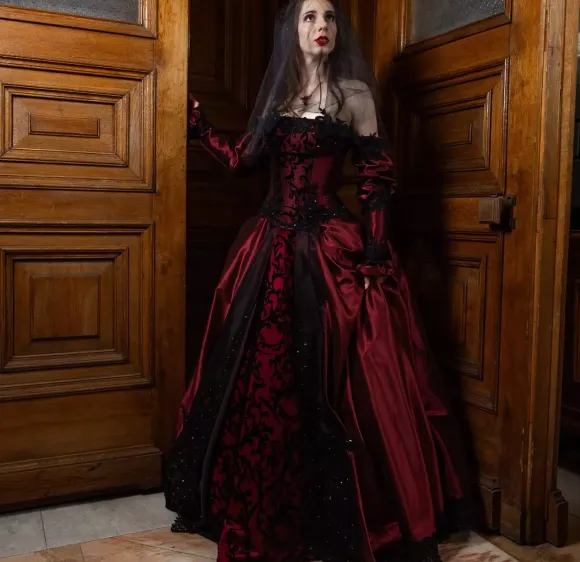 Gothic Wedding Dresses A-Line Long Sleeves Backless Lace With Train Burgundy Bridal Gown Free Customization