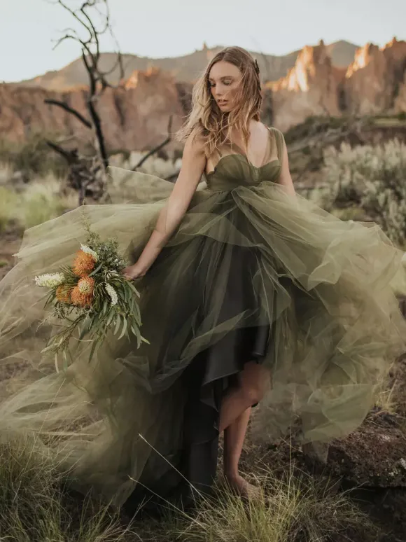 Gothic Wedding Dresses A-Line Sleeveless Tulle Court Train Bridal Gown Free Customization