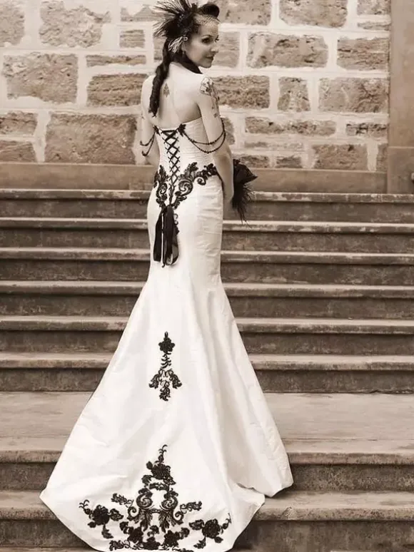 Gothic Wedding Dresses Mermaid Sleeveless Chains Taffeta Court Train Gothic Bridal Dress
