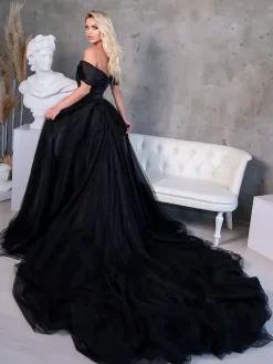 Gothic Black Wedding Dresses A-Line Sleeveless Backless Split Front With Train Gothic Bridal Dress Free Customization