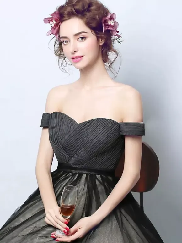Gothic Loyal Wedding Dresses Princess Silhouette Sleeveless Pleated Tulle Court Train Bridal Gown