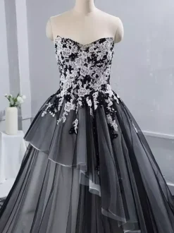 Gothic Wedding Dresses Lace A-Line Short Sleeves With Train Bridal Dress Free Customization