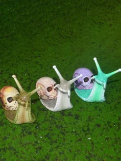 Halloween Decoration Gothic Snail Skull Sculpture Bone Art Resin Statue