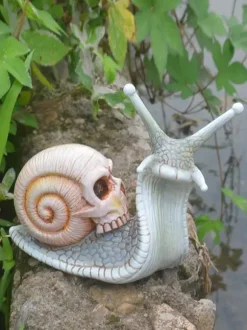 Halloween Decoration Gothic Snail Skull Sculpture Bone Art Resin Statue