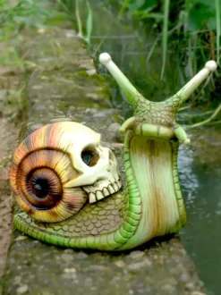 Halloween Decoration Gothic Snail Skull Sculpture Bone Art Resin Statue