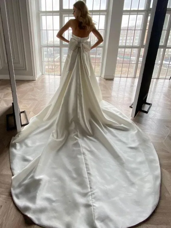 Ivory Simple Mermaid Wedding Dress Satin Fabric Strapless Sleeveless Backless Bows Bridal Gowns Free Customization