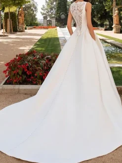 Ivory Wedding Dresses A-Line With Chapel Train Sleeveless Lace High Collar Bridal Gowns Free Customization