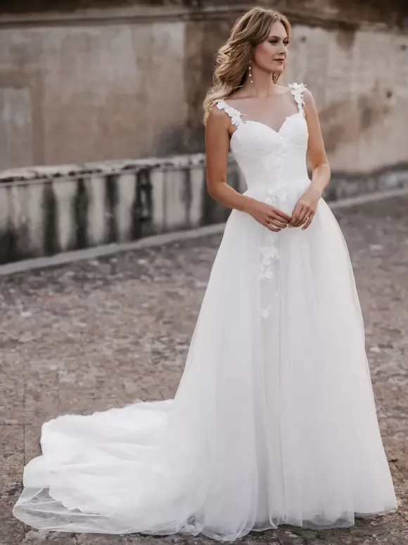 Lace Wedding Dress With Train A-Line Sleeveless Lace Sweetheart Neck Bridal Gowns