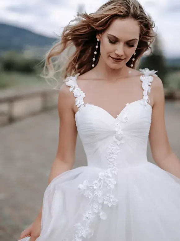 Lace Wedding Dress With Train A-Line Sleeveless Lace Sweetheart Neck Bridal Gowns