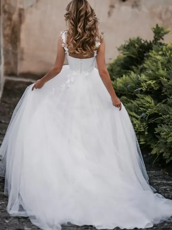Lace Wedding Dress With Train A-Line Sleeveless Lace Sweetheart Neck Bridal Gowns