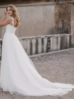 Lace Wedding Dress With Train A-Line Sleeveless Lace Sweetheart Neck Bridal Gowns
