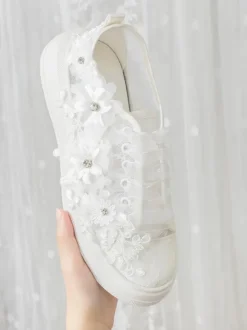 Lace Wedding Flats Ivory Round Toe Flowers Detail Lace Up Bridal Shoes