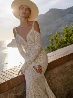 Lace Wedding Dress With Train Mermaid Sleeveless V-Neck Bridal Gowns Free Customization