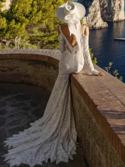 Lace Wedding Dress With Train Mermaid Sleeveless V-Neck Bridal Gowns Free Customization