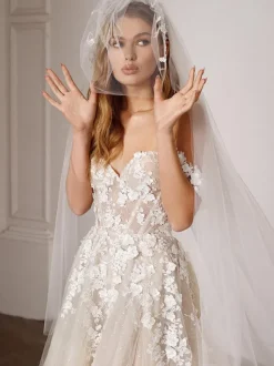 Lace Wedding Dress With Train A-Line Sleeveless Lace Sweetheart Neck Bridal Gowns