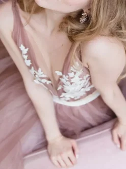 Pink Wedding Dresses A-Line V-Neck Sleeveless Backless Lace With Train Bridal Gown Free Customization