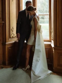 Short Wedding Dresses V-Neck Sleeveless Short Short Bridal Dresses