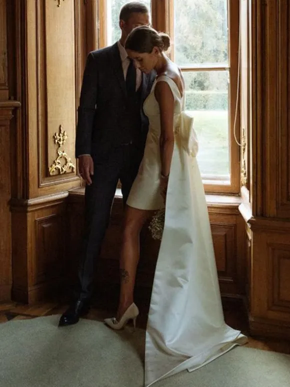 Short Wedding Dresses V-Neck Sleeveless Short Short Bridal Dresses