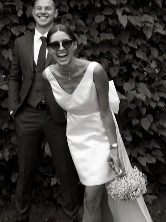 Short Wedding Dresses V-Neck Sleeveless Short Short Bridal Dresses