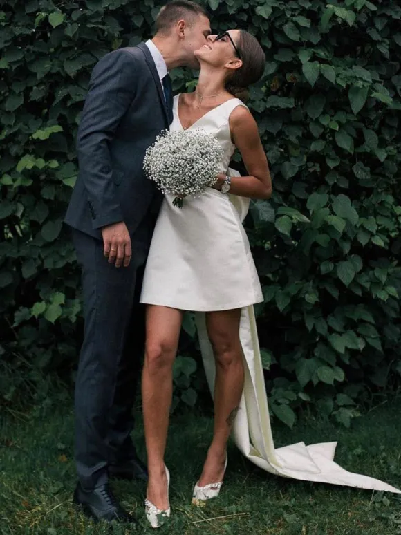 Short Wedding Dresses V-Neck Sleeveless Short Short Bridal Dresses