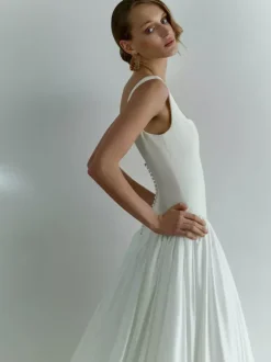 Simple Wedding Dress Basque Waist Ball Gown Square Neck Sleeveless 50cm Bridal Dresses