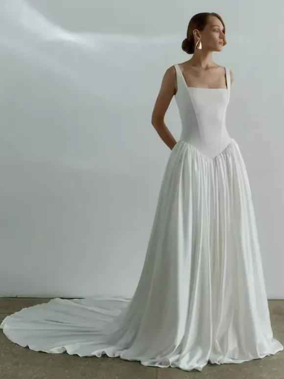Simple Wedding Dress Basque Waist Ball Gown Square Neck Sleeveless 50cm Bridal Dresses