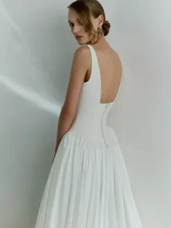 Simple Wedding Dress Basque Waist Ball Gown Square Neck Sleeveless 50cm Bridal Dresses